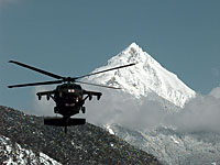 Не менее 10 человек оказались под лавиной в швейцарских Альпах
