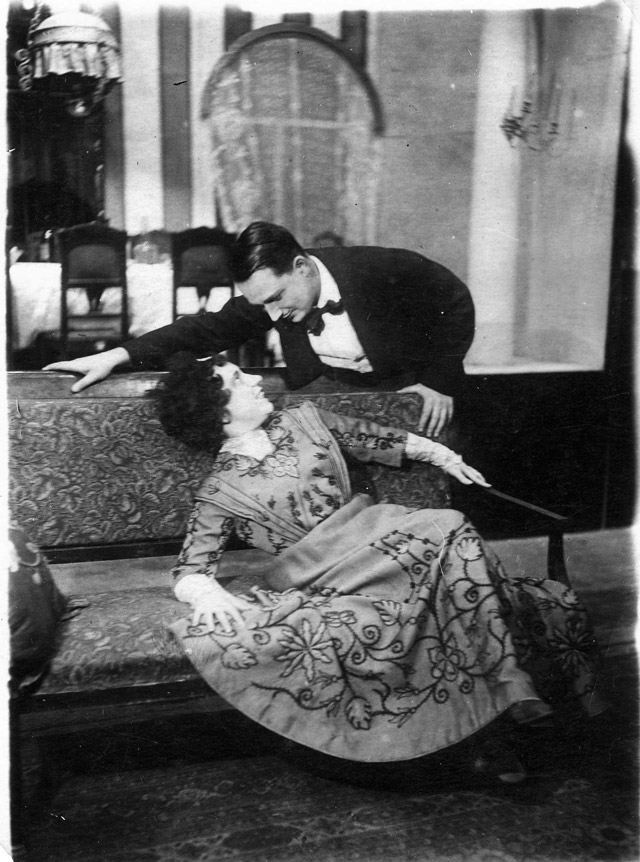 Печерский в спектакле ростовского клуба совторгслужащих. 1930-е гг. Печерский в спектакле ростовского клуба совторгслужащих. 1930-е гг.