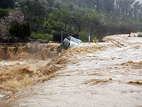Два человека, застрявшие в разлившемся ручье Аразим, сняты с крыши автомобиля