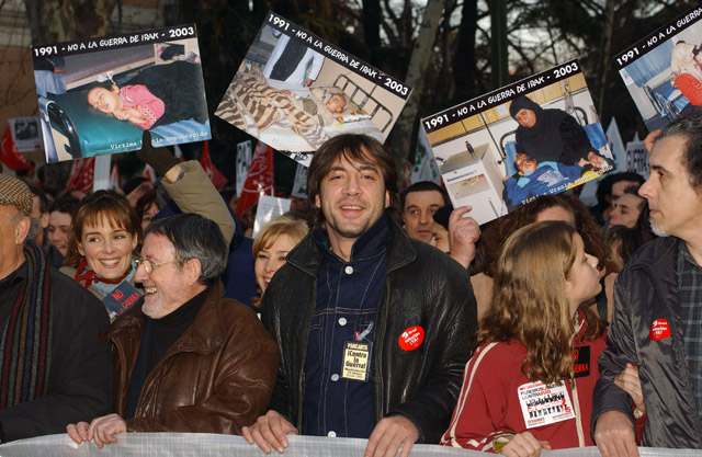 Хавьер Бардем на демонстрации в Мадриде против войны в Ираке (2003) Хавьер Бардем на демонстрации в Мадриде против войны в Ираке (2003)