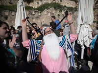 8 марта у Стены Плача: праздник, который не всем по душе. Фоторепортаж