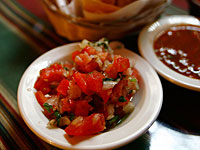 Развозчик еды отомстил клиенту, погрузив тестикулы в сальсу