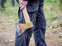В Сахнине 38-летнего мужчину ударили топором