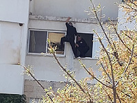 Полицейские спасли мужчину во время пожара в Кирьят-Шмоне