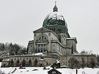 В Монреале зломышленник с ножом напал на священника во время трансляции мессы