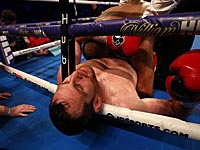 Британский боксер, укусивший соперника, лишен лицензии