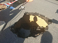 Пробки в центре Тель-Авива из-за провала дорожного полотна на улице А-Яркон