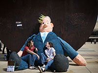 Студентки из Сдерота поставили на площади Габима куклу, изображающую Нетаниягу с короной на голове и чашей для подаяния