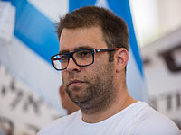 Орен Хазан пришел на рынок в Старом городе Иерусалима с флагом и пистолетом. ВИДЕО