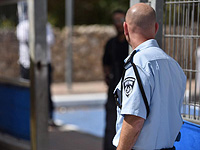 В Холоне охранник на избирательном участке случайно выстрелил из пистолета
