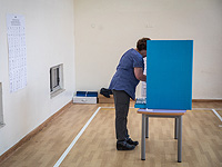 По состоянию на 12:00 проголосовали 24,8% избирателей
