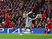 Касильяс пропустил два мяча. 