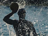 В Москве матч ватерполистов завершился массовой дракой
