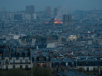 Пожар в Нотр-Даме: пожарные все еще не исключают вероятность обрушения собора