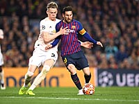 Месси забил два мяча. 