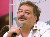 Писатель Дмитрий Быков доставлен в московскую больницу, состояние остается тяжелым