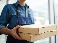 В Петербурге курьер сервиса по доставке еды умер после 10 часов работы