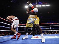 Бокс. Амир Хан пропустил удар ниже пояса и отказался продолжать бой