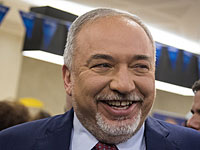 На фоне коалиционных переговоров Либерман улетел в отпуск и отключил телефон