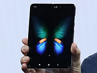 Компания Samsung отложила старт продаж складного телефона с гибким экраном