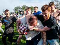 Пасхальный понедельник: опасная схватка за пиво с пирогом. Фоторепортаж 
