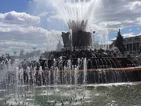 В Москве на ВДНХ загорелся отреставрированный фонтан 