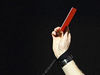 Чемпионат Англии: футболист отключил на стадионе свет после того, как его удалили