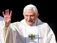 Экс-понтифик  защищает коллег-педофилов: 