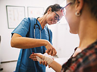 Врачебный халат как рассадник бактерий: исследователи рекомендуют короткий рукав