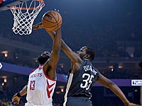 Карри играл, несмотря на вывих. 