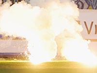 В Боливии фанаты забросали петардами вратаря