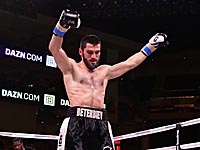 Бокс: россиянин нокаутировал Каладжича. Анхакас в седьмой защитил чемпионский титул