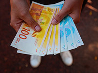   Средняя зарплата по Израилю выросла в феврале на 1%