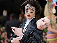 Самые экстравагантные наряды звезд на красной дорожке Met Gala. Фоторепортаж