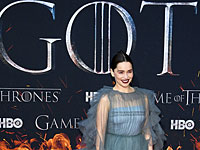 Дейенерис  пьет кофе Starbucks: