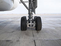 В Мьянме пилот благополучно посадил самолет без передней стойки шасси
