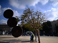 Актер Ариэль (Кирилл) Бронз едва не задохнулся, приковав себя к скульптуре на площади в Тель-Авиве