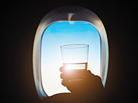 Американца высадили из самолета за невинную шутку о водке