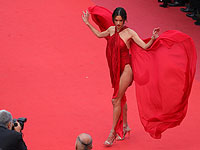 Джулианна Мур, Алессандра Амбросио и другие звезды на открытии Каннского фестиваля. Фоторепортаж 
