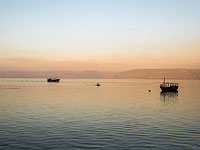 Суд обязал кибуц Эйн-Гев снести заборы вокруг пляжа на побережье Кинерета