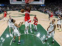 Несмотря на повреждение, Леонард набрал 35 очков.