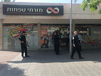 К банку в Араде, в котором грабитель удерживает заложников, приехали