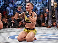 Скандальная фотография: чемпионка UFC предстала, одетая лишь в чемпионский пояс