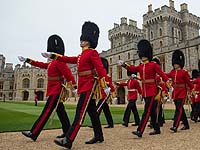 На репетиции лондонского парада двое гвардейцев упали в обморок