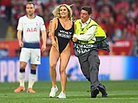 Финал Лиги чемпионов. Женщина в купальнике выбежала на поле