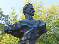 Памятник Шухевичу в Краковце, Украина