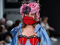 Жажда удивлять: модный показ выпускников в Лондоне. Фоторепортаж