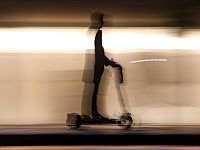 На 40-й трассе автомобиль сбил человека, ехавшего на электрическом самокате