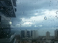 На израильском побережье Средиземного моря прошел слабый дождь