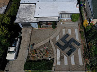 Житель Калифорнии выложил у себя во дворе огромную свастику